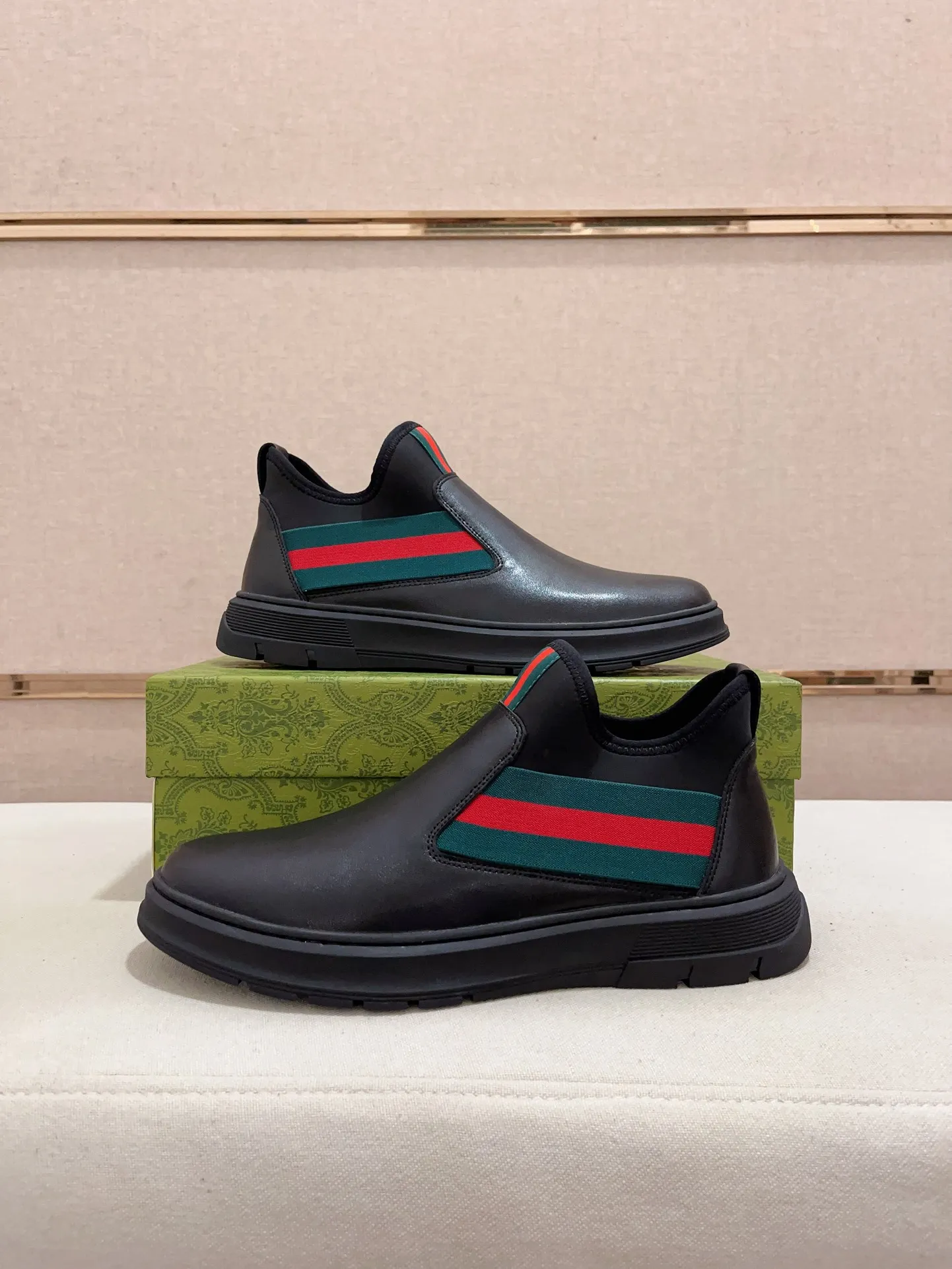 Factory price 480💰 (sheepskin lining * velvet lining optional! Can be made without label) High-quality new GUCCI (Gucci) counters will be launched simultaneously. The new men's shoes and 😘fabric are made of high-tech glue-spraying technology. Lining: sheepskin lining* velvet lining. 👍🏿 High-end ☄️ air-cushion molded anti-slip rubber outsole, exquisite lines, simple and elegant, comfortable and high-end for leisure travel. Code number: 38 to 44 (45 can be customized and cannot be returned or exchanged)